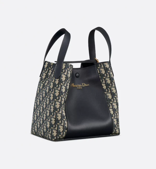 Túi Xách Medium Signature Bucket Bag